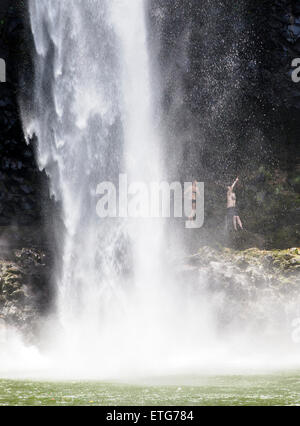 Paar Wandern hinter Wailua Falls, Kauai, Hawaii Stockfoto