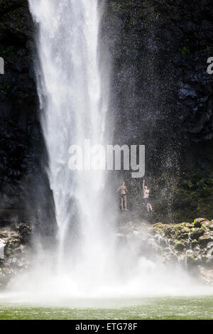 Paar Wandern hinter Wailua Falls, Kauai, Hawaii Stockfoto