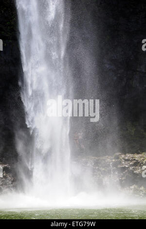 Paar Wandern hinter Wailua Falls, Kauai, Hawaii Stockfoto