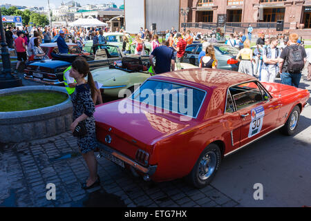 Moskau, Russland. 13. Juni 2015. Die vierte Bosch Moskau Klassik alte Timer motor Rallye begann der Platz der Revolution und staatlichen historischen Museum von Moskau. Viele alte und exotische Autos und einige Motorräder nahmen an der Veranstaltung statt. Die Teilnehmer nicht nur fehlerfreie Fahrt entlang der vorgegebenen Route nahm, aber sie hatten eine zusätzliche Möglichkeit, testen Sie ihre Fahrkünste im Autodrom von der föderale Wachdienst der Russischen Föderation. Mustang und mir Kredit: Alex Bilder/Alamy Live News Stockfoto