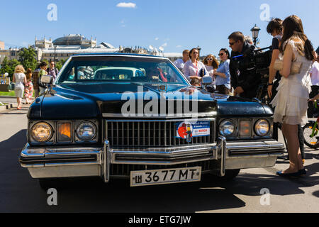 Moskau, Russland. 13. Juni 2015. Die vierte Bosch Moskau Klassik alte Timer motor Rallye begann der Platz der Revolution und staatlichen historischen Museum von Moskau. Viele alte und exotische Autos und einige Motorräder nahmen an der Veranstaltung statt. Die Teilnehmer nicht nur fehlerfreie Fahrt entlang der vorgegebenen Route nahm, aber sie hatten eine zusätzliche Möglichkeit, testen Sie ihre Fahrkünste im Autodrom von der föderale Wachdienst der Russischen Föderation. Cadillac-Credit: Alex Bilder/Alamy Live-Nachrichten Stockfoto