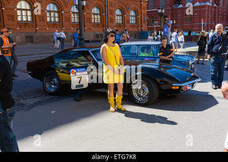 Moskau, Russland. 13. Juni 2015. Die vierte Bosch Moskau Klassik alte Timer motor Rallye begann der Platz der Revolution und staatlichen historischen Museum von Moskau. Viele alte und exotische Autos und einige Motorräder nahmen an der Veranstaltung statt. Die Teilnehmer nicht nur fehlerfreie Fahrt entlang der vorgegebenen Route nahm, aber sie hatten eine zusätzliche Möglichkeit, testen Sie ihre Fahrkünste im Autodrom von der föderale Wachdienst der Russischen Föderation. Corvette und mir Kredit: Alex Bilder/Alamy Live News Stockfoto