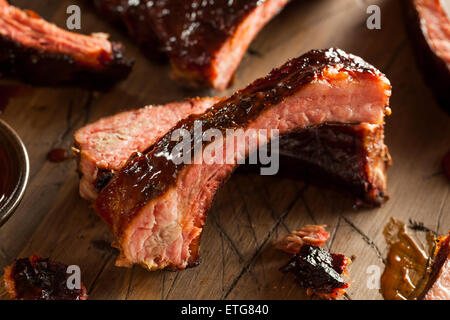 Selbstgemachten geräucherten Barbecue Schweinefleisch Rippen fertig zum Verzehr Stockfoto