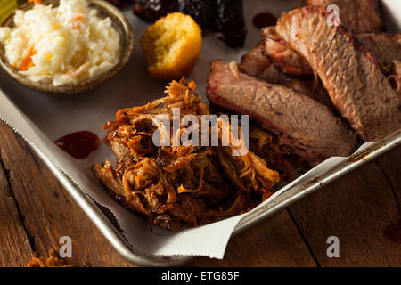 Hausgemachte Barbecue Schweinefleisch auf einer Platte gezogen Stockfoto