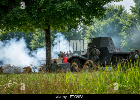 Tennessee, USA. 13. Juni 2015. Eine Nachstellung der Invasion in der Normandie trat beim Secret City Festival in Oak Ridge, Tennessee. Bildnachweis: Marc Griffin/Alamy Live-Nachrichten Stockfoto