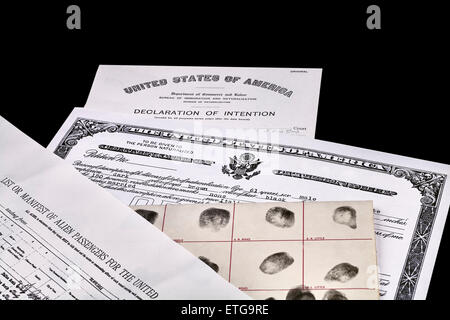 Bescheinigung über die US-Staatsbürgerschaft, Fingerabdruck-Karte, Erklärung über die Absicht und Passagier manifestieren Dokumente isoliert auf weiss Stockfoto