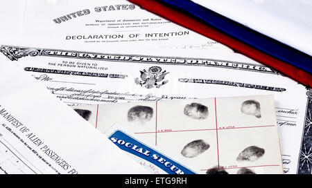 Bescheinigung über die US-Staatsbürgerschaft, Sozialversicherungsausweis, Erklärung der Absicht und Passagierliste mit roten, weißen und blauen r Stockfoto