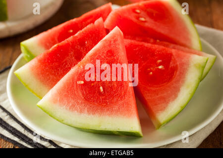 Organischen Reife kernlose Wassermelone in Keile geschnitten Stockfoto