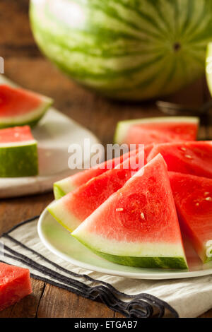 Organischen Reife kernlose Wassermelone in Keile geschnitten Stockfoto