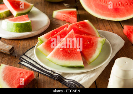 Organischen Reife kernlose Wassermelone in Keile geschnitten Stockfoto