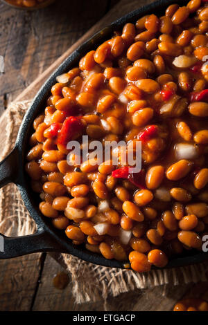 Hausgemachte Grill, gebackene Bohnen in einer schwarzen Pfanne Stockfoto