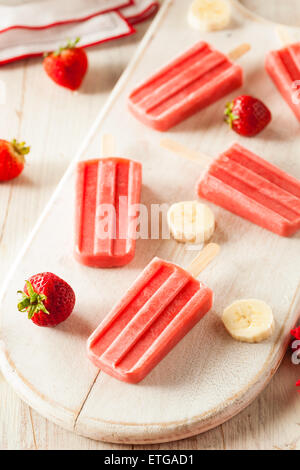 Hausgemachte Erdbeer und Banane Eis am Stiel auf einem Stick Stockfoto