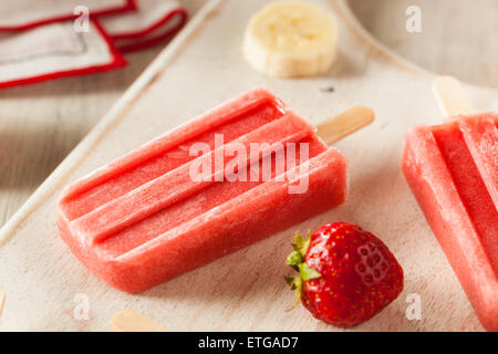 Hausgemachte Erdbeer und Banane Eis am Stiel auf einem Stick Stockfoto