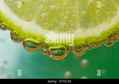 Grün Kalk mit Wasser Spritzen Stockfoto