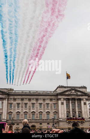 Rote Pfeile fliegen über den Buckingham Palace zum Geburtstag der Königin, London, Großbritannien Stockfoto