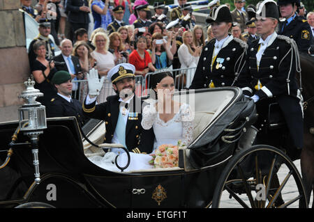 Stockholm, Schweden. 13. Juni 2015. Schwedens Prinz Carl Philip und Prinzessin Sofia bei der Beförderung der Menschen nach ihrer Trauung in der königlichen Kapelle in Stockholm, Schweden, 13. Juni 2015 zu begrüßen. © Rob Schoenbaum/Xinhua/Alamy Live-Nachrichten Stockfoto