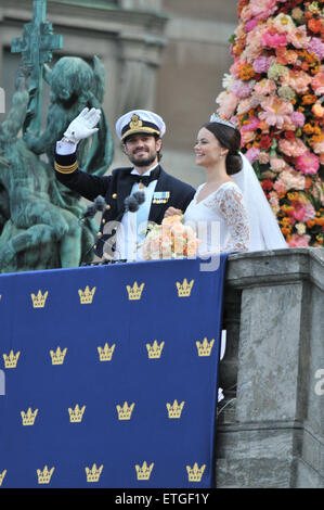 Stockholm, Schweden. 13. Juni 2015. Schwedens Prinz Carl Philip und Prinzessin Sofia begrüßen die Menschen nach ihrer Trauung am Stockholmer Schloss in Stockholm, Schweden, 13. Juni 2015. © Rob Schoenbaum/Xinhua/Alamy Live-Nachrichten Stockfoto