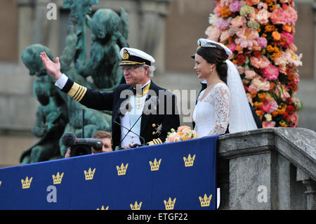 Stockholm, Schweden. 13. Juni 2015. Schwedens König Carl XVI. Gustaf (L) begrüßt das Volk mit Schwedens Prinz Carl Philip und Prinzessin Sofia nach ihrer Trauung am Stockholmer Schloss in Stockholm, Schweden, 13. Juni 2015. © Rob Schoenbaum/Xinhua/Alamy Live-Nachrichten Stockfoto