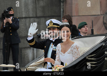 Stockholm, Schweden. 13. Juni 2015. Schwedens Prinz Carl Philip und Prinzessin Sofia bei der Beförderung der Menschen nach ihrer Trauung in der königlichen Kapelle in Stockholm, Schweden, 13. Juni 2015 zu begrüßen. © Rob Schoenbaum/Xinhua/Alamy Live-Nachrichten Stockfoto