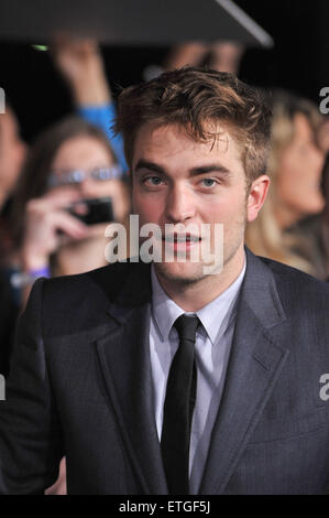 LOS ANGELES, CA - 14. November 2011: Robert Pattinson bei der Weltpremiere seines neuen Films "The Twilight Saga: Breaking Dawn - Teil 1: im Nokia Theatre L.A. Live in der Innenstadt von Los Angeles. 14. November 2011 Los Angeles, CA Stockfoto