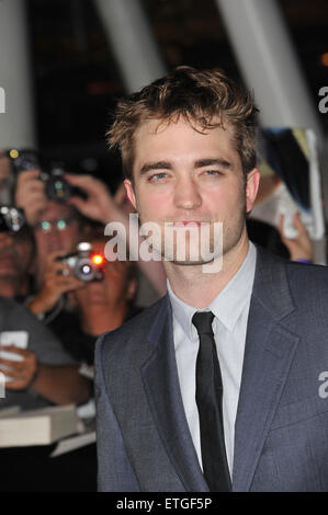 LOS ANGELES, CA - 14. November 2011: Robert Pattinson bei der Weltpremiere seines neuen Films "The Twilight Saga: Breaking Dawn - Teil 1: im Nokia Theatre L.A. Live in der Innenstadt von Los Angeles. 14. November 2011 Los Angeles, CA Stockfoto