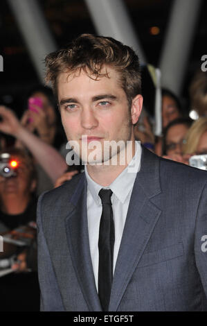 LOS ANGELES, CA - 14. November 2011: Robert Pattinson bei der Weltpremiere seines neuen Films "The Twilight Saga: Breaking Dawn - Teil 1: im Nokia Theatre L.A. Live in der Innenstadt von Los Angeles. 14. November 2011 Los Angeles, CA Stockfoto