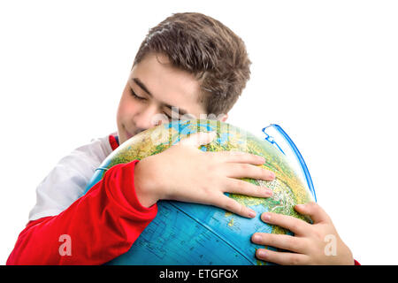 Ein kaukasischen junge lächelnd umarmt einen Globus enthüllt nur die geschlossenen Augen und Teil des Gesichts Stockfoto