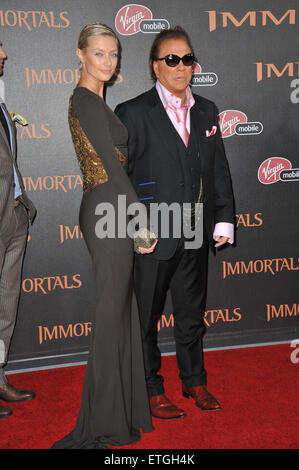 LOS ANGELES, CA - 7. November 2011: Mickey Rourke bei der Weltpremiere seines neuen Films "Unsterblichen" im Nokia Theatre L.A. Live in der Innenstadt von Los Angeles. 7. November 2011 Los Angeles, CA Stockfoto