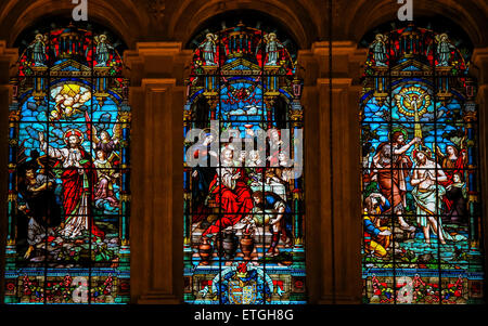 Buntglasfenster Darstellung Gießen entfernt Luzifer Jesus, Jesus bei der Hochzeit zu Kana und Jesus im Jordan getauft Stockfoto