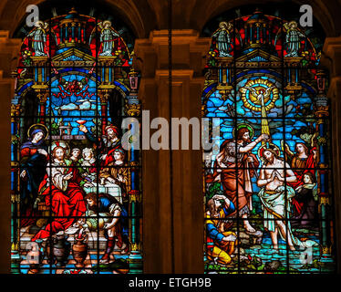 Jesus im Jordan getauft gebeizt Glas Fenster Darstellung, auf der linken Seite, Jesus bei der Hochzeit zu Kana, und auf der rechten Seite Stockfoto