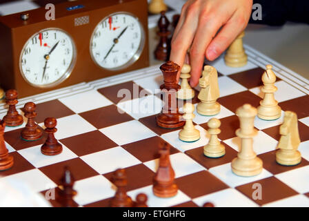 Nahaufnahme von einem Schachbrett mit einer Hand verschieben der König herausfinden Stockfoto