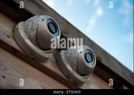 Zwei alte CCTV-Kameras in einem Fischerboot am Strand in Suffolk East Anglia England UK Europe Stockfoto