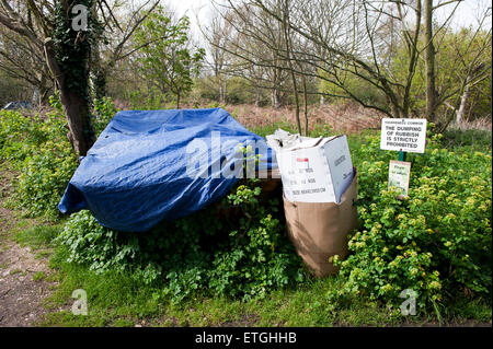 Müll entsorgen bei einem Verbotszeichen Suffolk England UK Europe Stockfoto