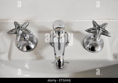 Vintage Einbau von einem Waschbecken im Badezimmer England UK Europe Stockfoto