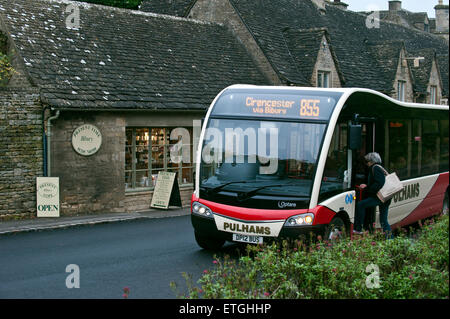 Kurze Entfernung ÖPNV Bus mit einem Passagier in Bibury Cotswolds Gloucestershire England UK Europa Eingabe Stockfoto