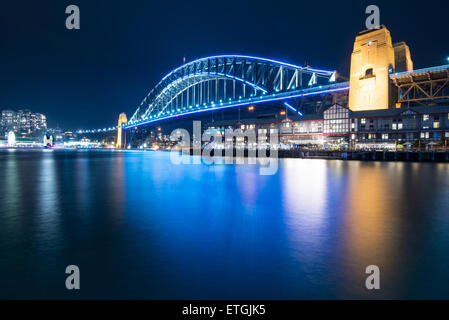 Sydney Harbour Bridge bei Vivid Sydney 2015, Walsh Bay entnommen Stockfoto