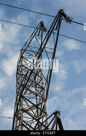 Metall-Turm hält Hochspannungs-Leitungen Stockfoto