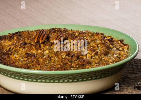 Hausgemachte gebackene süße Kartoffel Auflauf mit Pekannuss-topping Stockfoto