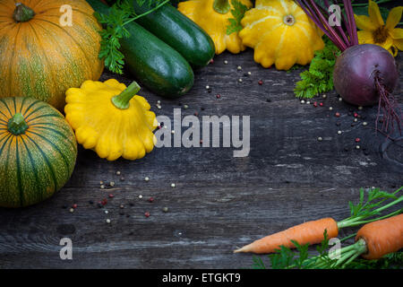 Frisches Saisongemüse Bio - Kürbis, Kürbis, Karotten auf hölzernen Hintergrund Stockfoto