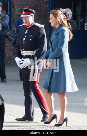 Catherine, Herzogin von Cambridge besucht Emma Bridgewater Fabrik in Stoke am Trent Featuring: Catherine, Herzogin von Cambridge, Kate Middleton wo: Stoke-on-Trent, Vereinigtes Königreich: 18. Februar 2015 Credit: WENN.com Stockfoto