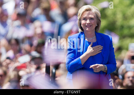 New York, USA. 13. Juni 2015. Demokratischen Präsidentschaftskandidaten Hillary Clinton kommt bei einer Kundgebung für ihre offizielle Wahlkampf-Start in vier Freiheiten Park auf Roosevelt Island in New York City, USA, 13. Juni 2015. © Li Muzi/Xinhua/Alamy Live-Nachrichten Stockfoto