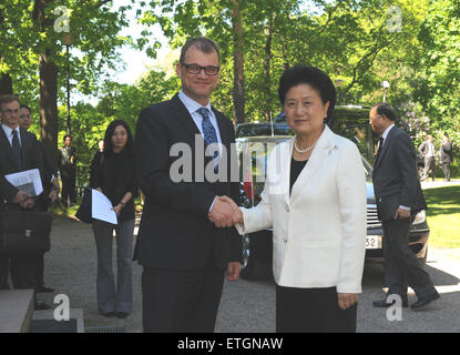 Helsinki, Finnland. 12. Juni 2015. Chinese Vice Premier Liu Yandong (R) trifft sich mit finnischen Ministerpräsidenten Juha Sipila in Helsinki, Finnland, 12. Juni 2015. Chinesischer Vize-Premier Liu Yandong ist für einen dreitägigen Besuch in Finnland. Der Besuch kennzeichnete eine Eröffnungsfeier der Fokus China, eine umfangreiche Schaufenster der chinesischen Kunst und Kultur während der Helsinki Festival 2015. © Wang Yaxiong/Xinhua/Alamy Live-Nachrichten Stockfoto