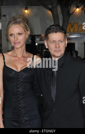 LOS ANGELES, CA - 20. Oktober 2011: Regisseur Andrew Niccol & Schauspielerin Frau Rachel Roberts bei der Los Angeles Premiere von hs neuen Film "In Time" am Regency Village Theatre in Westwood. 20. Oktober 2011 Los Angeles, CA Stockfoto