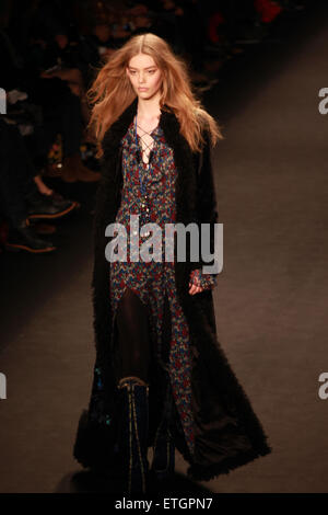 Mercedes-Benz New York Woche Herbst/Winter 2015 - Anna Sui - Laufsteg wo: New York, New York, Vereinigte Staaten von Amerika bei: Kredit-18. Februar 2015: Kyle Blair/WENN.com Stockfoto