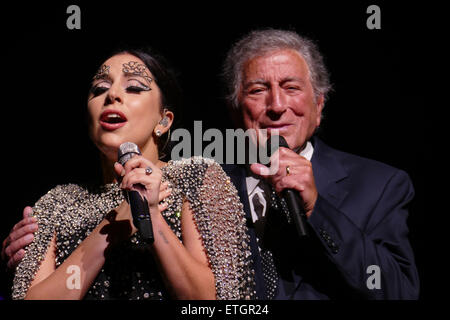 Singers-Lady Gaga und Tony Bennett im Konzert Stockfoto