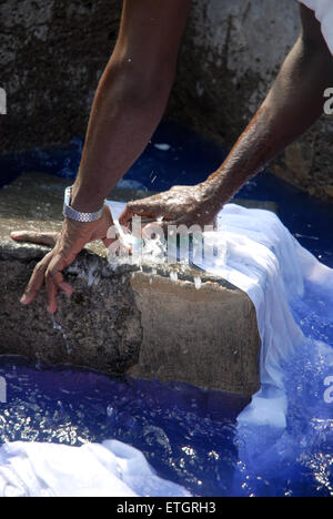 Männer Wäsche waschen bei Mahalaxmi Dhobi Ghat öffnen Luft Waschsalon, Mumbai, Maharashtra, Indien. Stockfoto