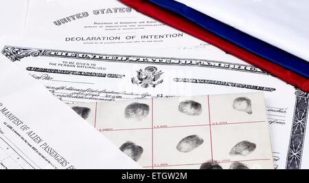 Bescheinigung über die US-Staatsbürgerschaft, Erklärung der Absicht, Fingerabdruck-Karte und Passagier manifestieren mit roten, weißen und blauen Band Stockfoto