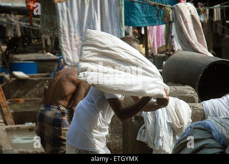 Männer Wäsche waschen bei Mahalaxmi Dhobi Ghat öffnen Luft Waschsalon, Mumbai, Maharashtra, Indien. Stockfoto