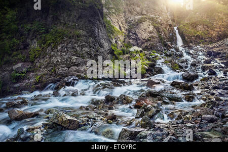 Wasserfall in der Bergschlucht in der Nähe von Almaty, Kasachstan, Zentralasien Stockfoto