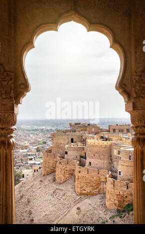 Stadt und Festung Blick aus dem Fenster im City Palace Museum von Jaisalmer, Rajasthan, Indien Stockfoto